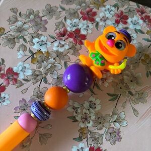 Disney Doorables: The Muppets: Fozzie (blacklight) handmade beaded pen
